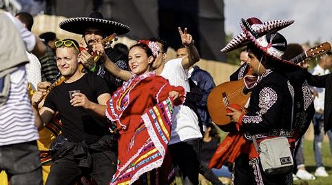 La Bruja dans op Feest