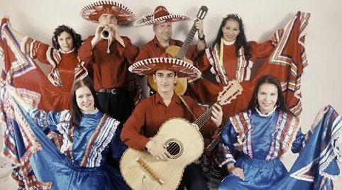 Muzikanten die charro pakken dragen